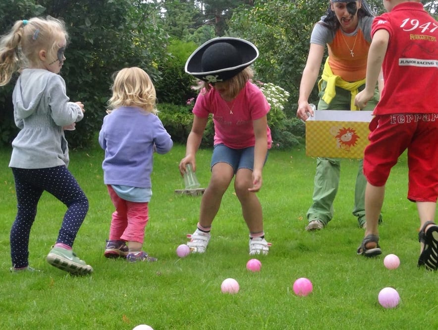 Hra v záhrade — pirátka a loptičky